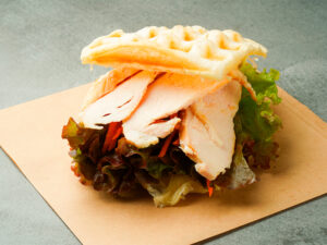 clastaのワッフルサンド。パイ生地のサクサク感が特徴で、野菜とお肉がたっぷり挟まれている