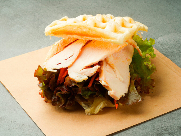 clastaのワッフルサンド。パイ生地のサクサク感が特徴で、野菜とお肉がたっぷり挟まれている