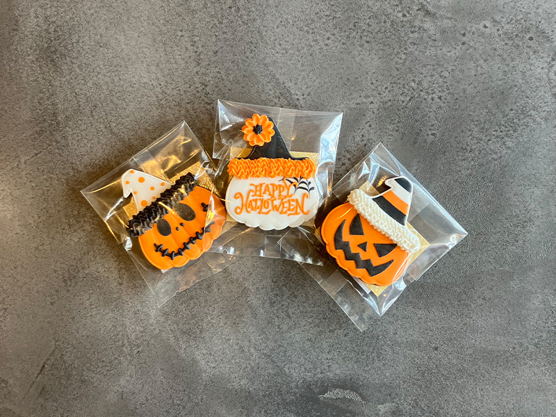 トコトコクッキーさんによるハロウィン限定のかぼちゃデザインのアイシングクッキー3種類。すべて手作業で作られた愛らしい仕上がり