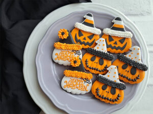 トコトコクッキーさんによるハロウィン限定のかぼちゃデザインのアイシングクッキー3種類。すべて手作業で作られた愛らしい仕上がり