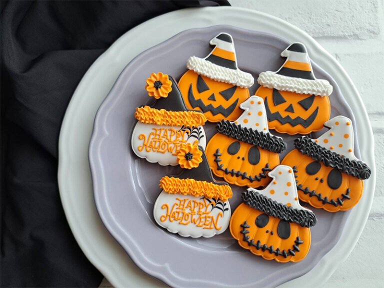 トコトコクッキーさんによるハロウィン限定のかぼちゃデザインのアイシングクッキー3種類。すべて手作業で作られた愛らしい仕上がり