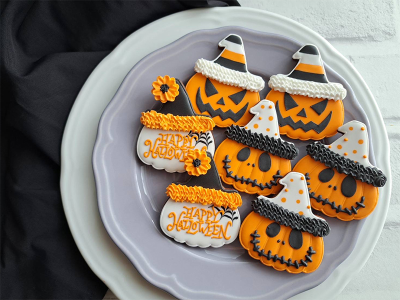 トコトコクッキーさんによるハロウィン限定のかぼちゃデザインのアイシングクッキー3種類。すべて手作業で作られた愛らしい仕上がり