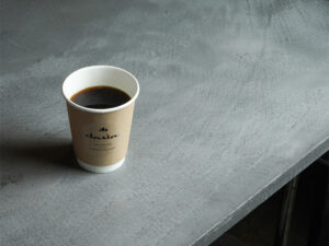 clastaのロゴ入りカップに注がれたサイフォン抽出のホットコーヒー