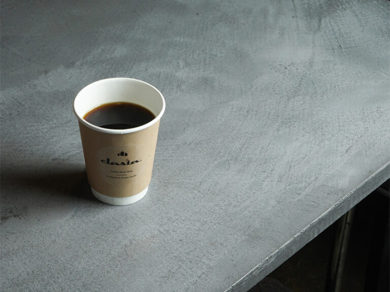 clastaのロゴ入りカップに注がれたサイフォン抽出のホットコーヒー