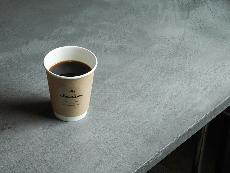 clastaのロゴ入りカップに注がれたサイフォン抽出のホットコーヒー