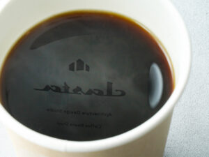 ホットコーヒーの水面に“clasta”のロゴが反射し、美しく浮かび上がる様子。静けさの中に温もりを感じる一枚
