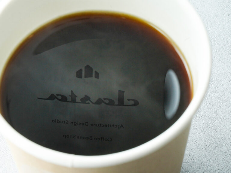 ホットコーヒーの水面に“clasta”のロゴが反射し、美しく浮かび上がる様子。静けさの中に温もりを感じる一枚
