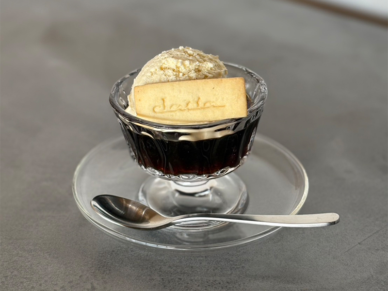 炭焼珈琲で作ったコーヒーゼリーの上に塩キャラメルアイスと自家製クッキーがトッピングされ、ガラスの器に盛られた新作スイーツ