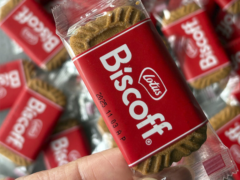 カラメル風味のロータスビスケット。シナモンの香りとコーヒーの相性抜群