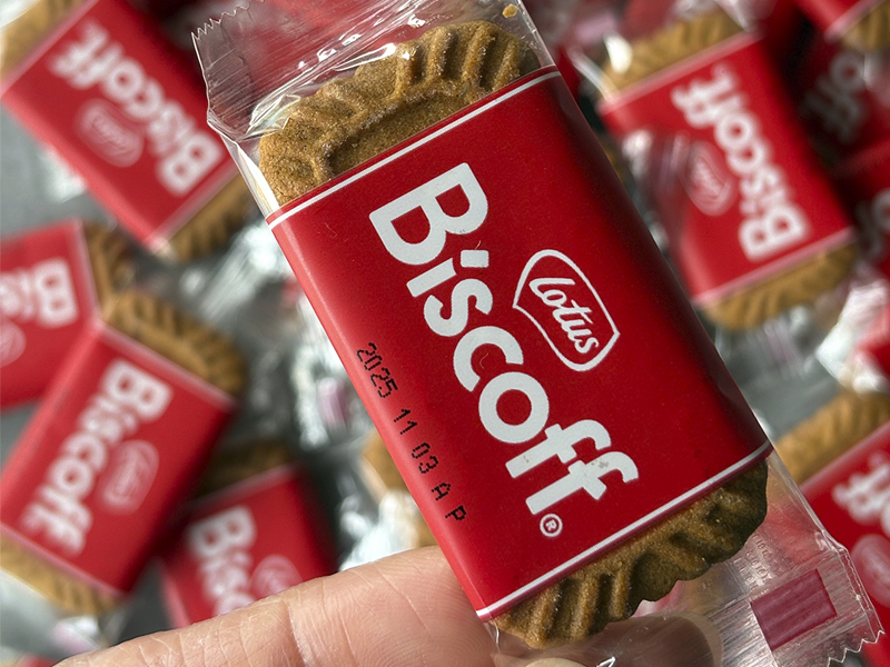 カラメル風味のロータスビスケット。シナモンの香りとコーヒーの相性抜群