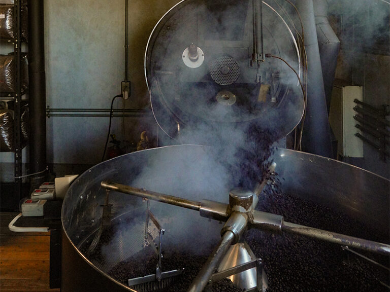 コーヒー豆を焙煎する大型ロースターの様子。クラスタで使用している焙煎所の一つ、創業30年以上の老舗ロースター。