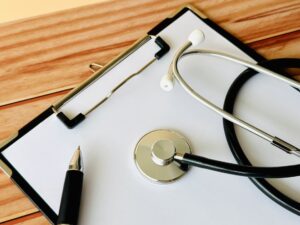 耐震診断士による建物の安全チェックをイメージした写真｜clasta建築設計事務所