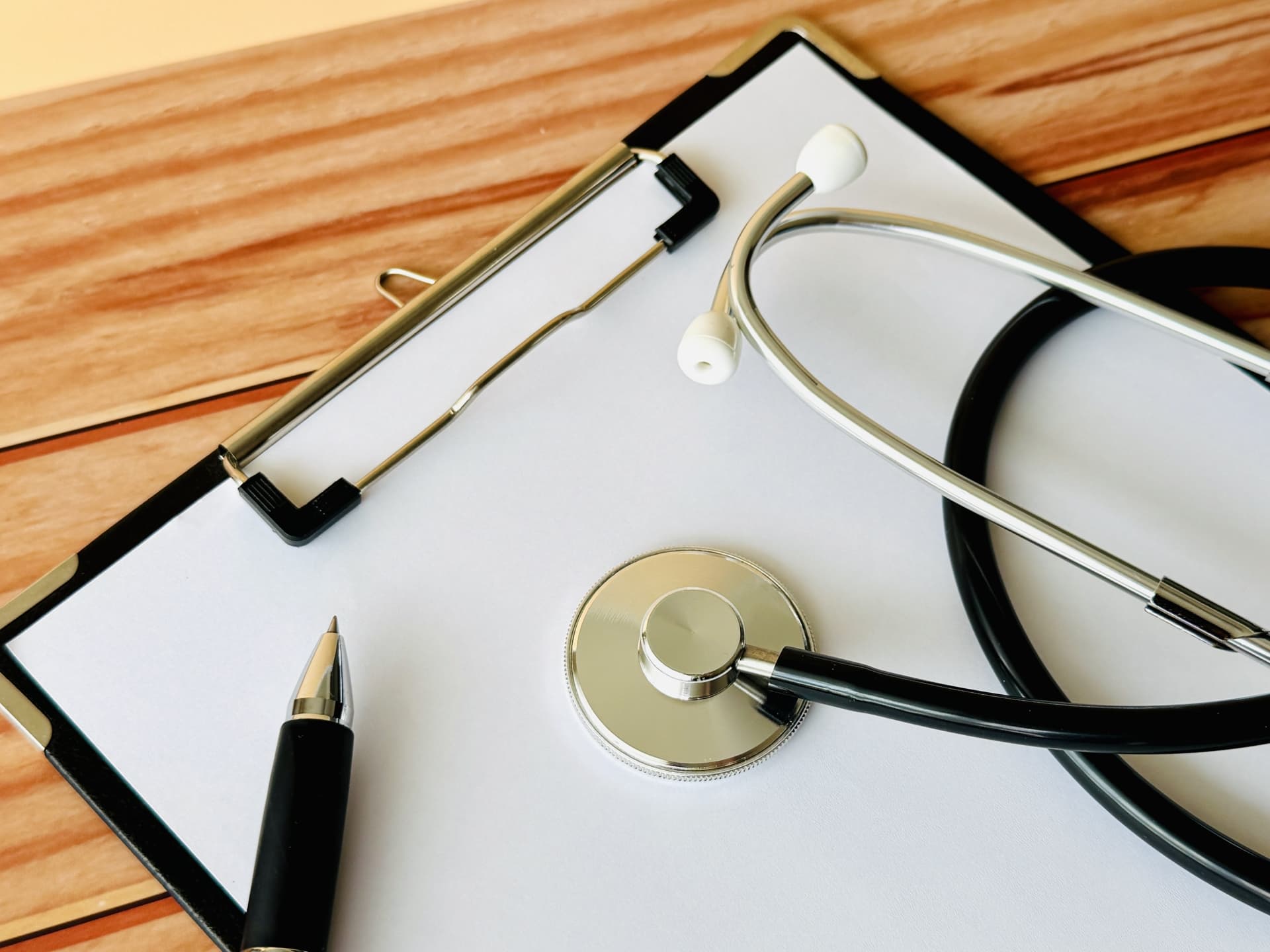 耐震診断士による建物の安全チェックをイメージした写真｜clasta建築設計事務所