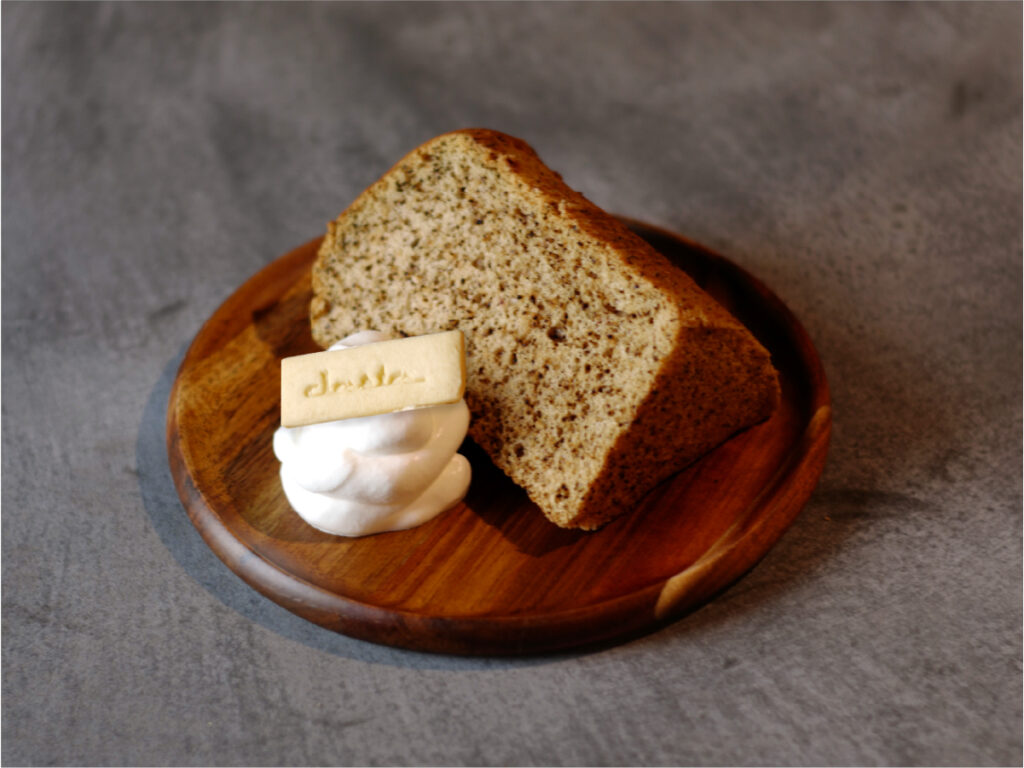 木皿にのせたチャイシフォンケーキとホイップクリーム