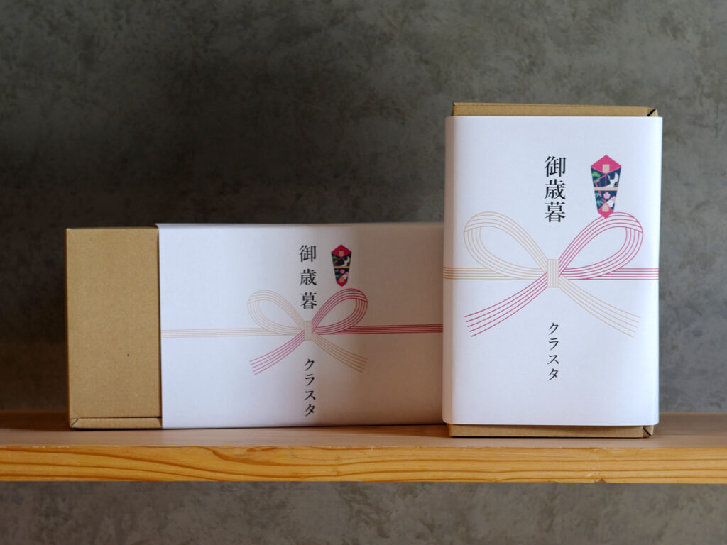 クラスタのお歳暮ギフトボックス。MサイズとLサイズの箱に、お歳暮用の熨斗が掛けられた上品な贈りものセット