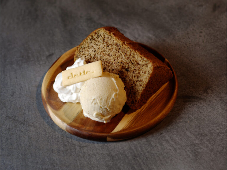 木皿にのせたチャイシフォンケーキとアイスとホイップクリーム
