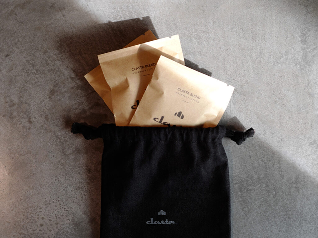 船橋のカフェ「クラスタ」で販売している巾着コーヒーギフト。手作りの黒い巾着袋にドリップコーヒー3個が入ったシンプルなギフトセット。