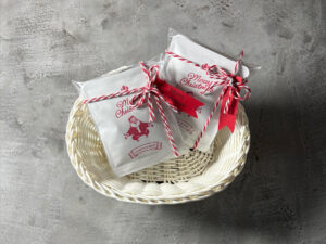 白いバスケットの中に、クリスマス限定デザインのドリップパックが3つ並べられている。白地に赤いサンタが描かれ、赤と白の紐でラッピングされたパッケージ。