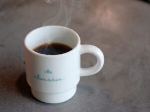 コーヒーカップに注がれたシグネチャーブレンド。中深煎りのコーヒーで、深みのある色合いと落ち着いた雰囲気の一杯。