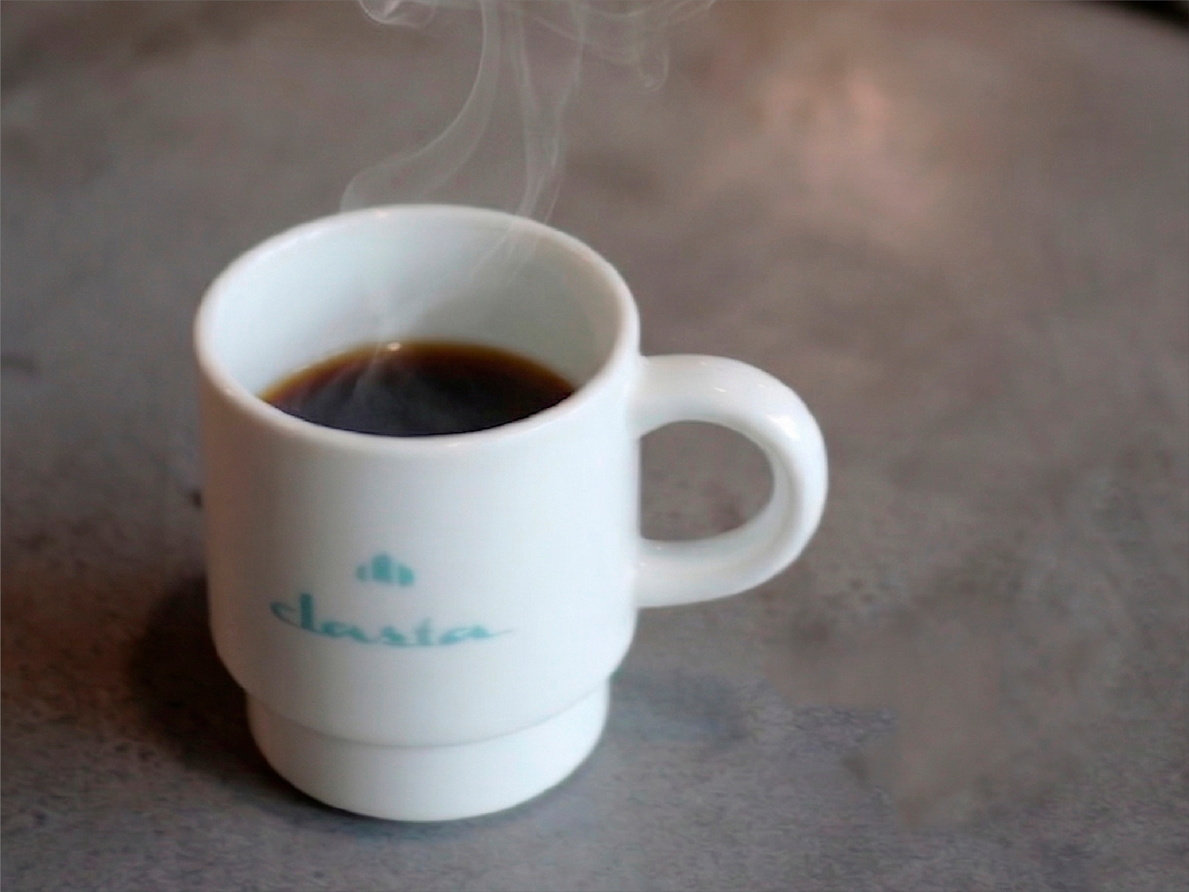 コーヒーカップに注がれたシグネチャーブレンド。中深煎りのコーヒーで、深みのある色合いと落ち着いた雰囲気の一杯。