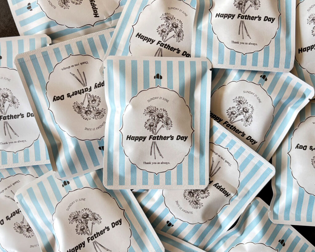 父の日限定デザインのドリップパック。ブルーのストライプ柄のパッケージに「Happy Father's Day」の文字と花のイラストが描かれている。