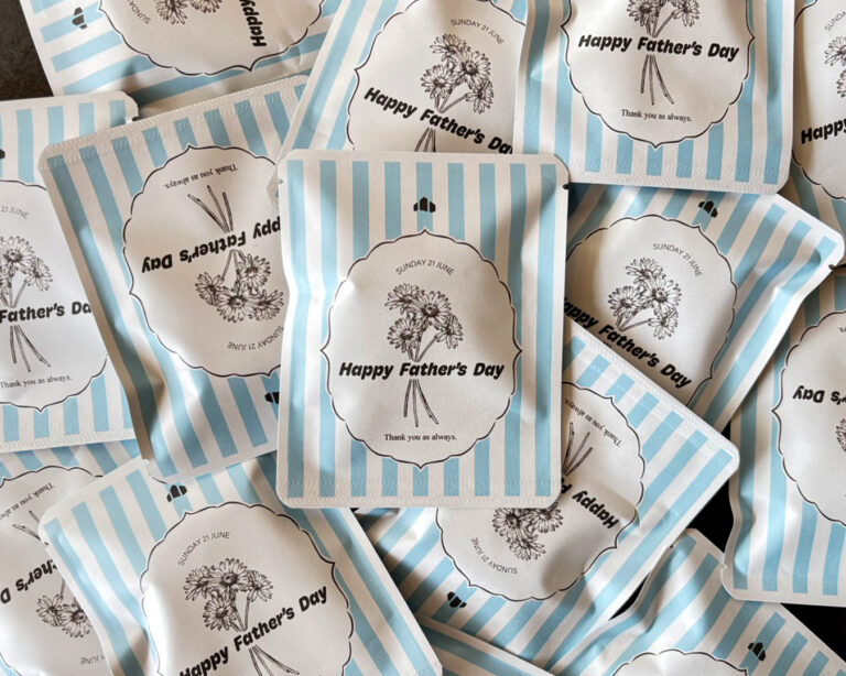 父の日限定デザインのドリップパック。ブルーのストライプ柄のパッケージに「Happy Father's Day」の文字と花のイラストが描かれている。